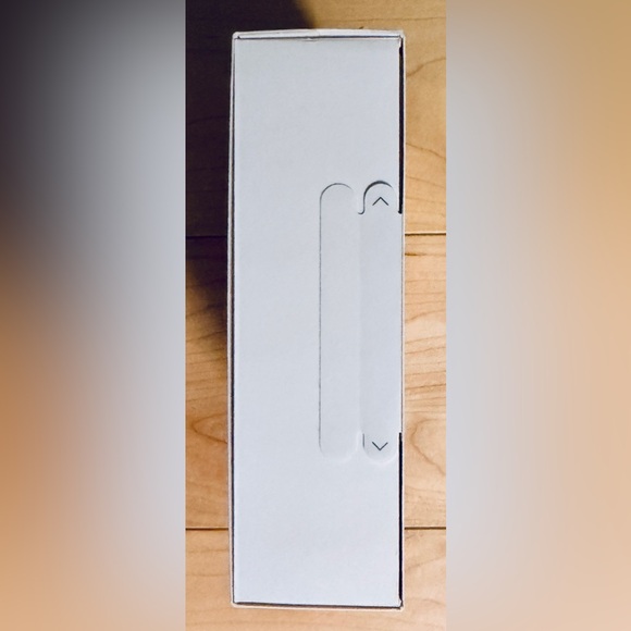 Oura Ring 4 in Brushed Silver - Picture 4 of 5